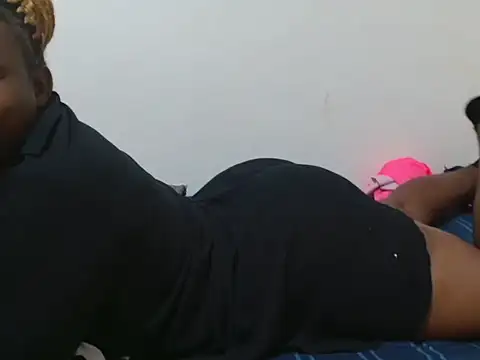 rezzy_monah stripchat live cam model
