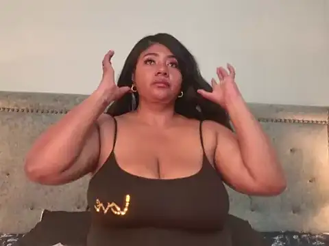 KiaraDiazz stripchat live cam model