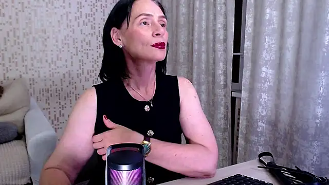 TheToxicMommy stripchat live cam model