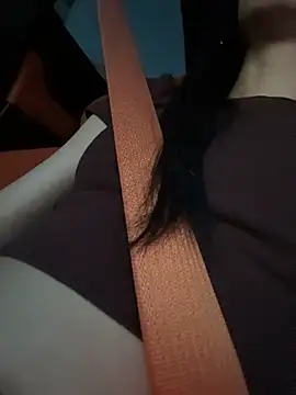 flora_off stripchat live cam model