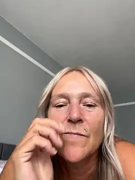 Blondnboujee53 stripchat live cam model
