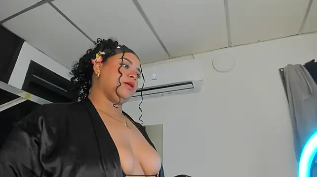 Coralhtx stripchat live cam model