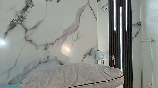 Honey-Hips stripchat live cam model