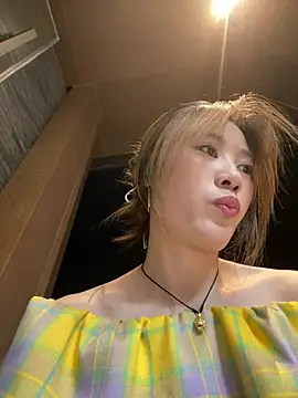 elleShow stripchat live cam model