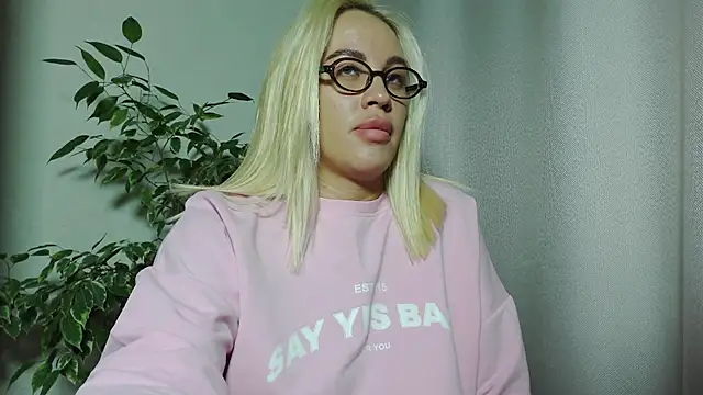 MariaTravel stripchat live cam model