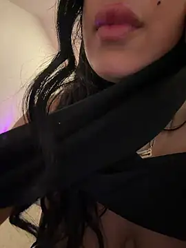 queen-chamss stripchat live cam model