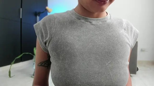 xreeeeviz stripchat live cam model