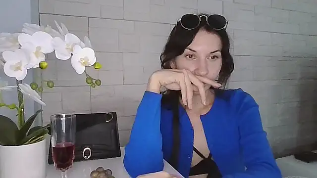 JuliaLovely stripchat live cam model