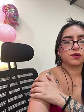 Kloenovoa- stripchat live cam model