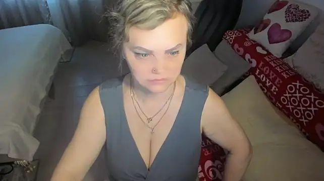 MildMature stripchat live cam model