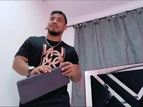 DrakeEvans stripchat live cam model