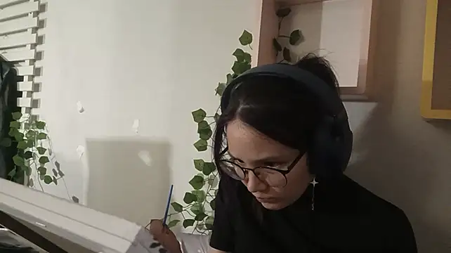 KelliBeatrice stripchat live cam model
