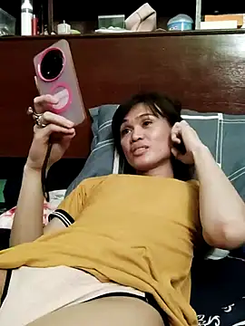 QueenSoreal stripchat live cam model