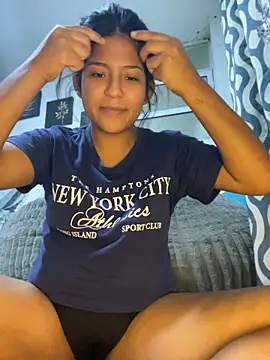 LeahBar stripchat live cam model