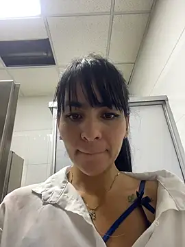 LuxeBrunetteXXX stripchat live cam model