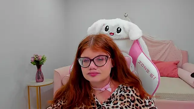 ChloeHalses stripchat live cam model