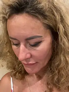 Tania201243 stripchat live cam model