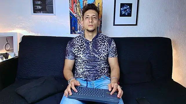 SR_EMILIOCUM stripchat live cam model