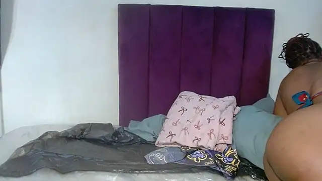 Juicy-luciey stripchat live cam model