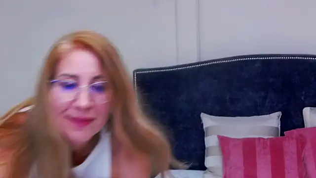 FoxyRamona stripchat live cam model