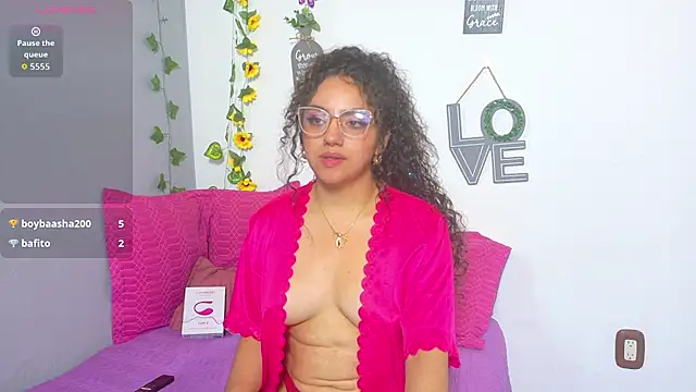 emiily_curly stripchat live cam model