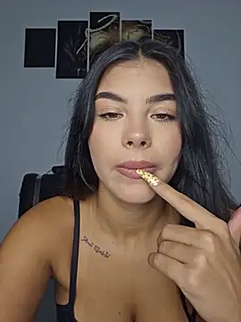 Crissdesire stripchat live cam model