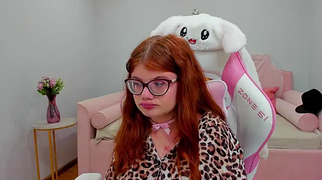 ChloeHalses stripchat live cam model