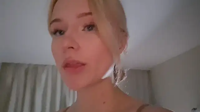 BloomMoon stripchat live cam model