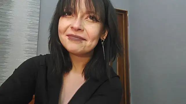 YunLettinga stripchat live cam model