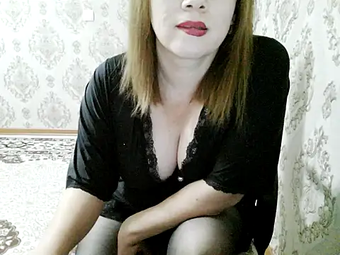 CurvyLunaBabe stripchat live cam model