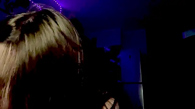SimoneEbesu stripchat live cam model