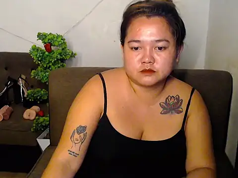xBetterThanUrWifex stripchat live cam model