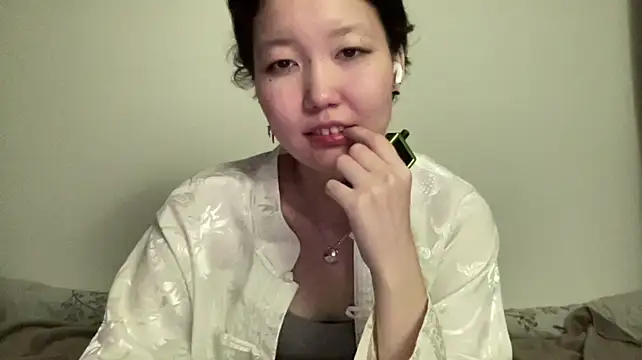 warmdew stripchat live cam model