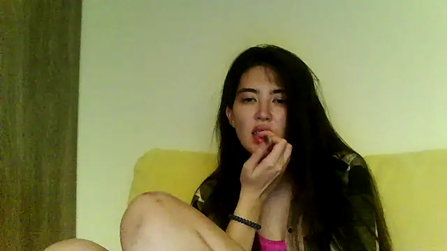 Luneyaa stripchat live cam model
