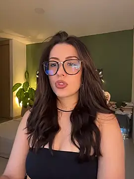 EmaSaenz stripchat live cam model