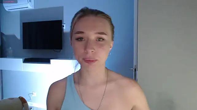 Emily_Hartt stripchat live cam model