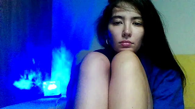 Luneyaa stripchat live cam model