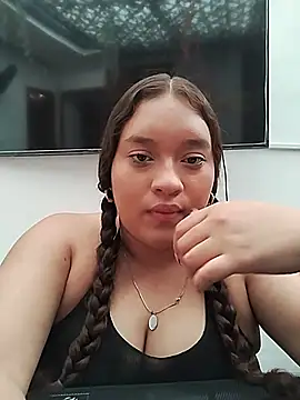 EmiliaTorrez stripchat live cam model