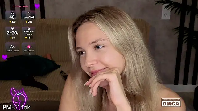 Holl1Would stripchat live cam model