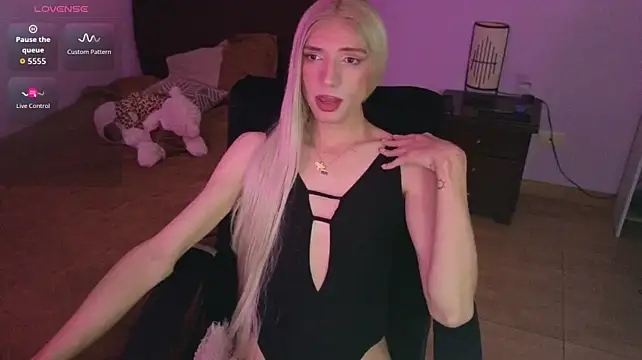 mirandahabach333 stripchat live cam model