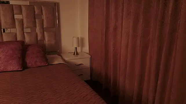 CherryLuxe15_ stripchat live cam model