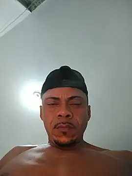 Benh333 stripchat live cam model