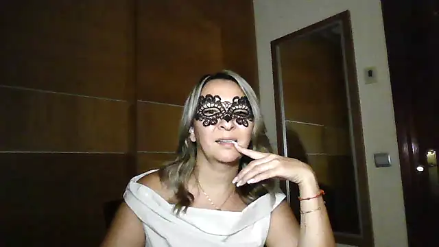 Nayelik stripchat live cam model