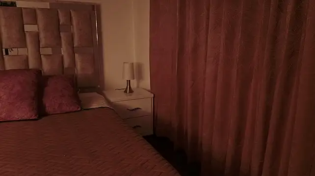 CherryLuxe15_ stripchat live cam model