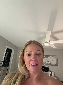 BlondeMilf82 stripchat live cam model
