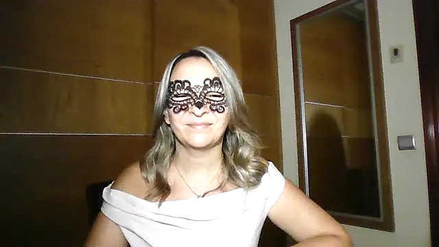 Nayelik stripchat live cam model
