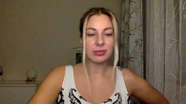Arvelia stripchat live cam model