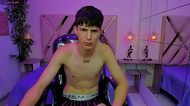 Salvatore18_ stripchat live cam model
