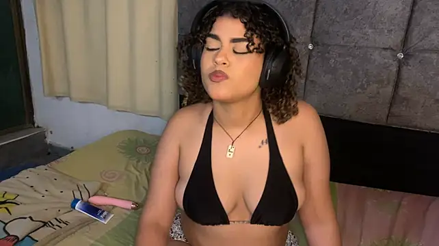 LailaLove1 stripchat live cam model