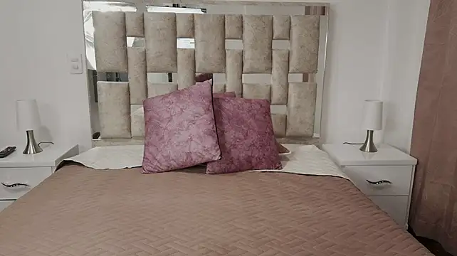 CherryLuxe15_ stripchat live cam model